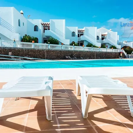 T239 - Black & White Apartment Costa Teguise
